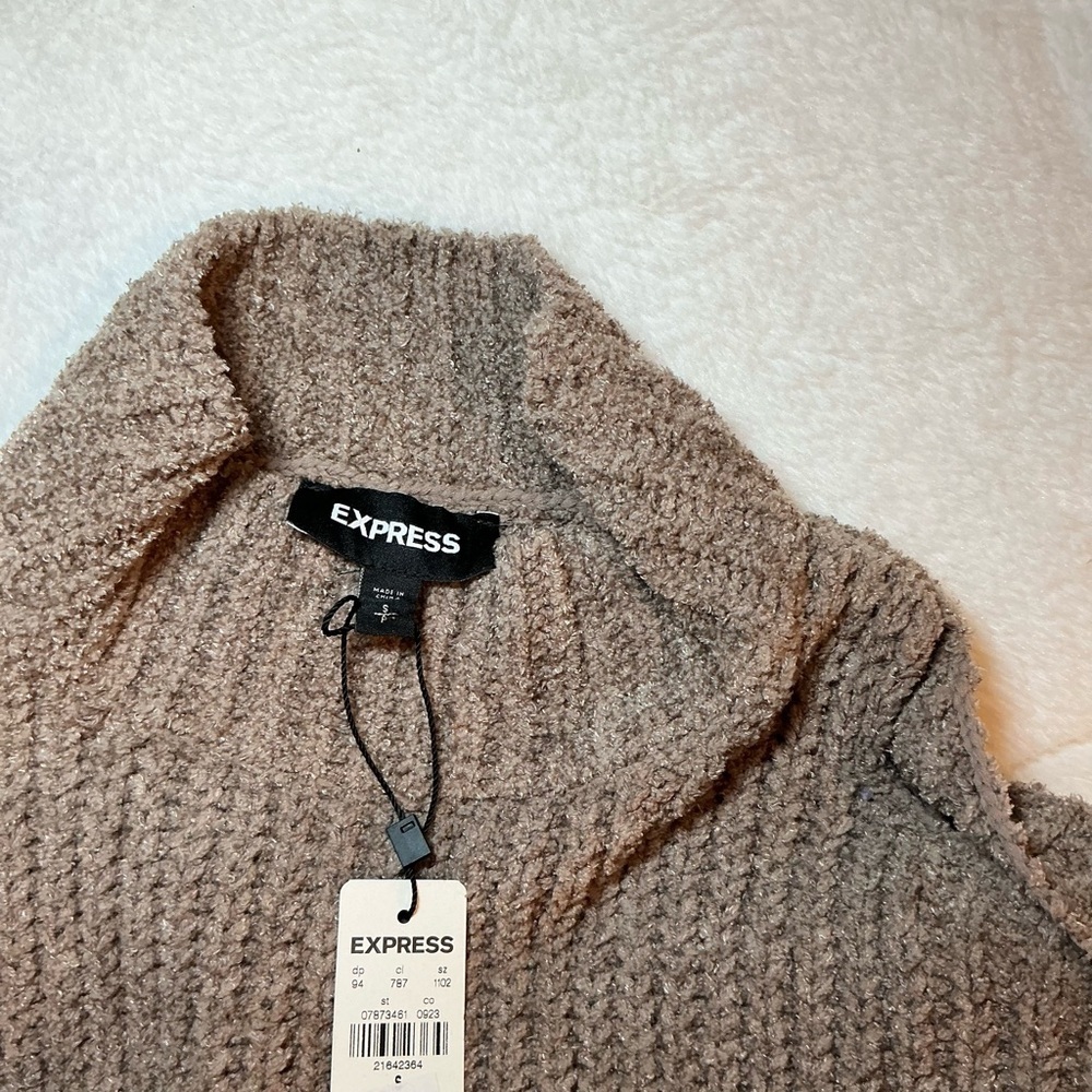 Express Cozy Cable Knit Sweater with cut out shoulders - Picture 5 of 7